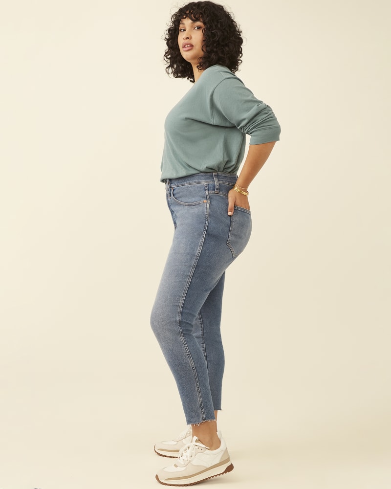 Plus size model with hourglass body shape wearing Ainsworth Skinny Raw Hem Jeans by Madewell | Dia&Co | dia_product_style_image_id:178235